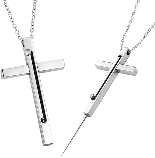 Le collier croix qui cache une arme secrète (oui, vraiment)